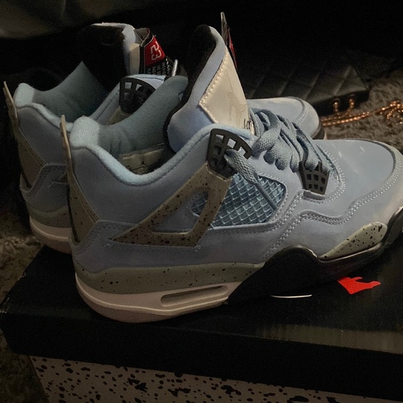 Air Jordan 4 Retro University Blue